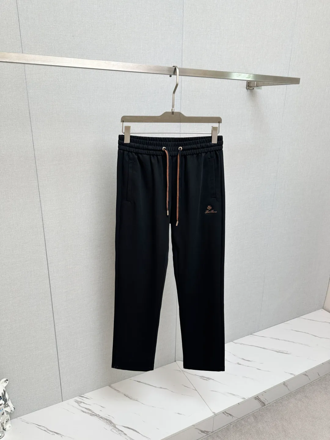 Lp* fitted version 2026 spring and summer silk linen casual pants, with Classic simplicity as the main tone, cleverly integrated with counter hardware and accessories elements, breaking the monotony of traditional casual pants and highlighting individuality and uninhibitedness. The three-dimensional tailoring fits the body shape and the design is neat and stylish, easily elongating the leg lines and creating a casual and casual style. The high-quality fabric is Wear-Resistant, breathable and comfortable, suitable for daily outings or light outdoor scenes. The detailed webbing embellishment adds a fashionable texture and can be easily controlled. It is an indispensable fashion item in the autumn and winter transition seasons. On sale in stock M—4XL